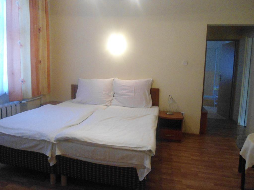 Hotel Pod Platanami Trzebnica Zimmer foto