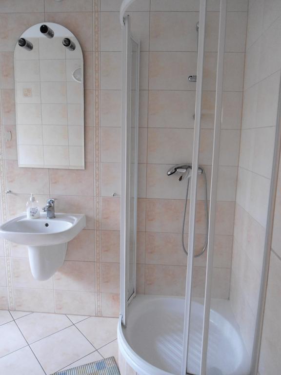 Hotel Pod Platanami Trzebnica Zimmer foto